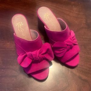 New Fuchsia suede heeled slides by Liendo in Size 6